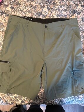Men's Olive Cargo Shorts with Multiple Utility Pockets